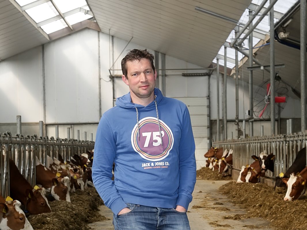 Herbert Stamsnijder (38) zit met zijn vrouw Judith (38) en ouders in maatschap. Hij heeft in Enter (Ov.) een melkveebedrijf met 124 melkkoeien, 90 stuks jongvee en 65 hectare land. Ook houdt hij nog 67 stuks vleesvee.