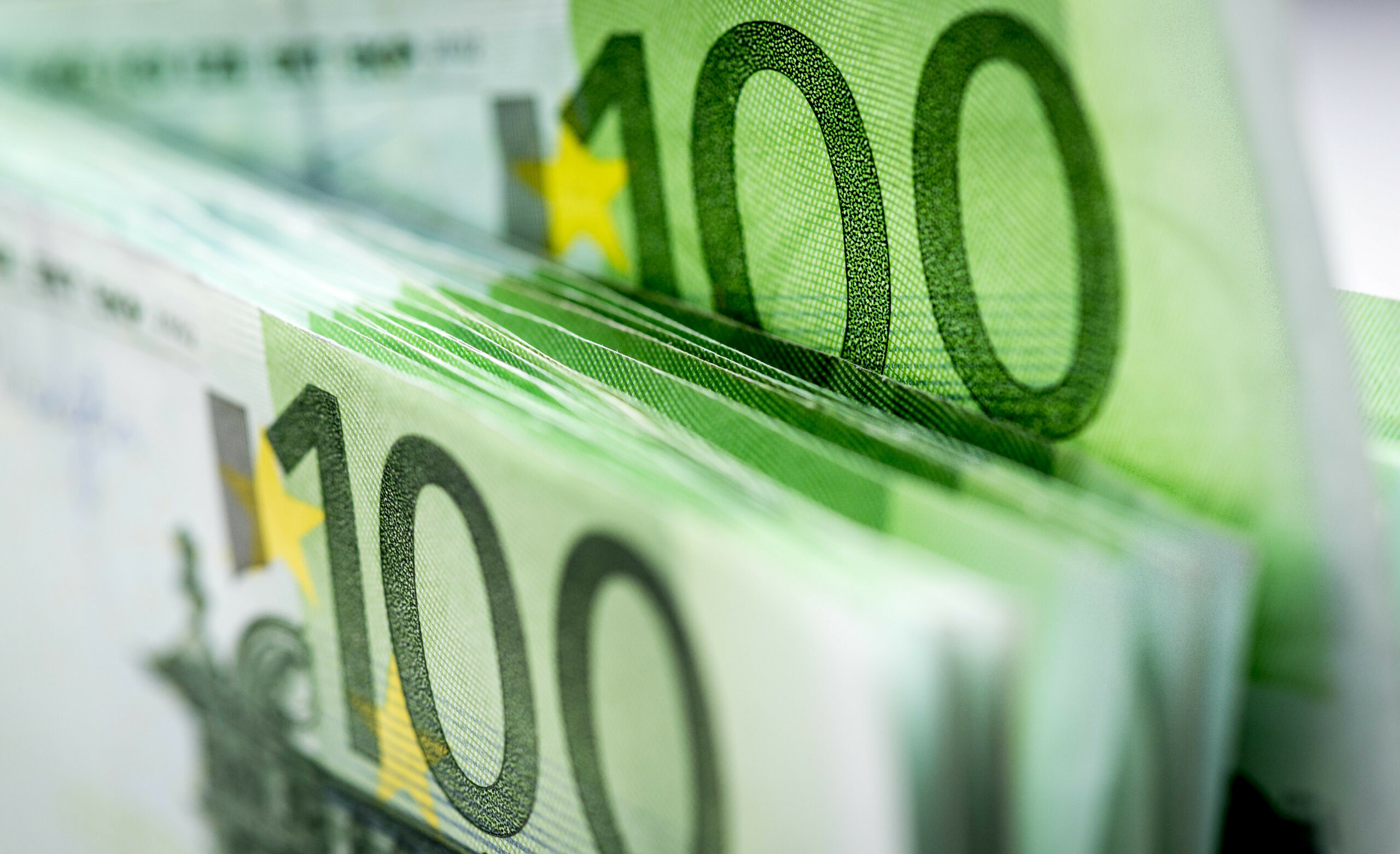 2015-04-22 10:23:16 ILLUSTRATIE - Een stapel van honderd eurobiljetten. ANP XTRA LEX VAN LIESHOUT