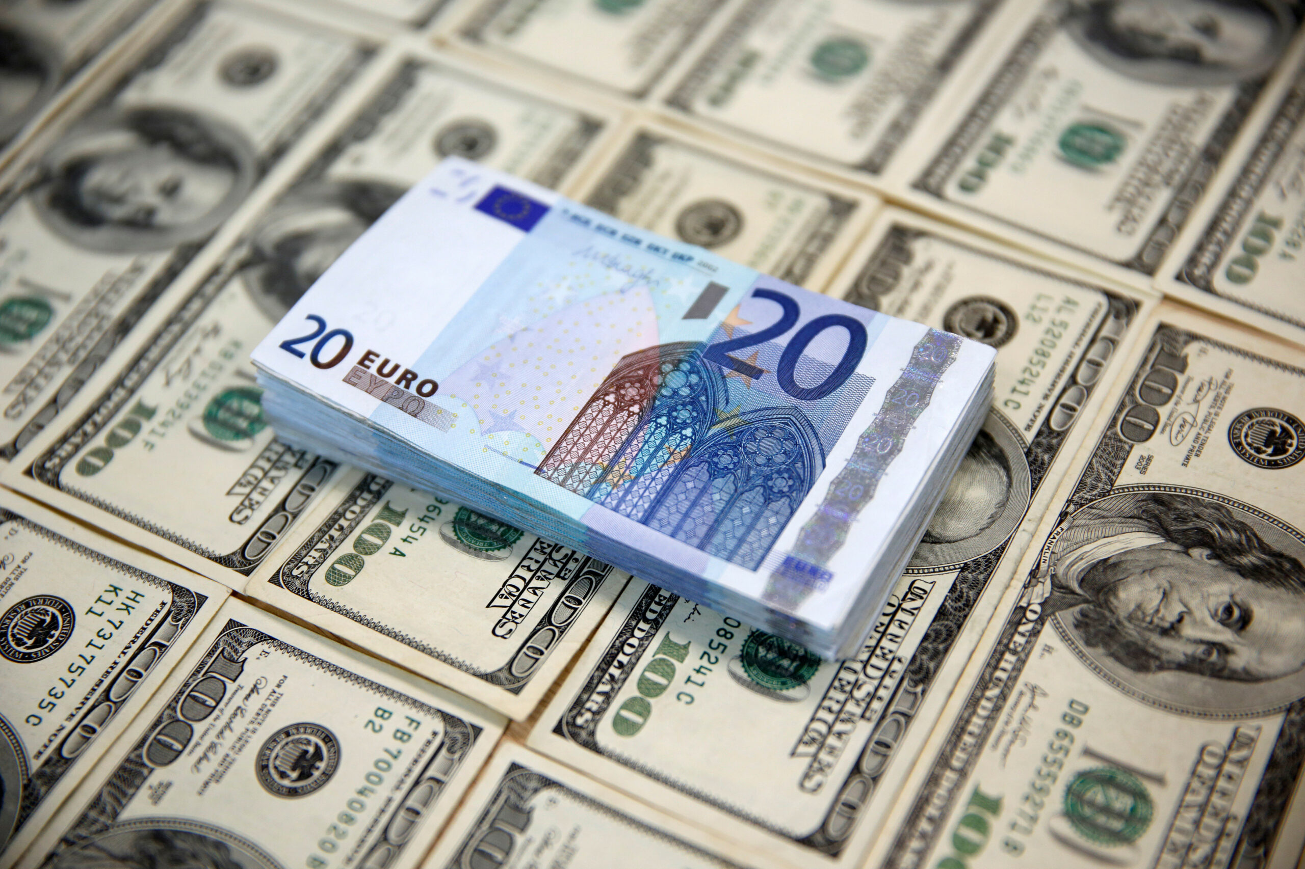 2016-10-06 10:42:47 U.S. dollar and euro banknotes are seen in this picture illustration, March 9, 2015. REUTERS/Dado Ruvic/Illustration/File Photo