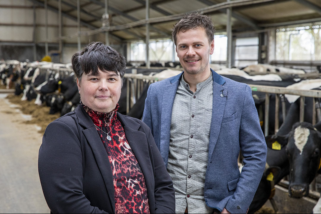 Angelique Nieuwenhuis (51) is regiodirecteur agrarisch Noord-Nederland en adviseur voor melkveehouders, vooral op het snijvlak van fiscaal, juridisch en financieel advies. Johan Ros (31) is bedrijfskundig adviseur en voorzitter van het brancheteam melkveehouderij. Hij is gespecialiseerd in bedrijfsontwikkeling, subsidies, mest en mineraal en begeleidt studiegroepen melkveehouders. Ze werken beide vanuit het kantoor in Drachten.  Accon avm is een coöperatieve advies- en accountancyorganisatie voor het mkb, de agrarische sector en organisaties in het publieke domein. Bij het bedrijf zijn meer dan 1.000 mensen werkzaam. Accon avm is volgens eigen opgave marktleider in de melkveehouderij