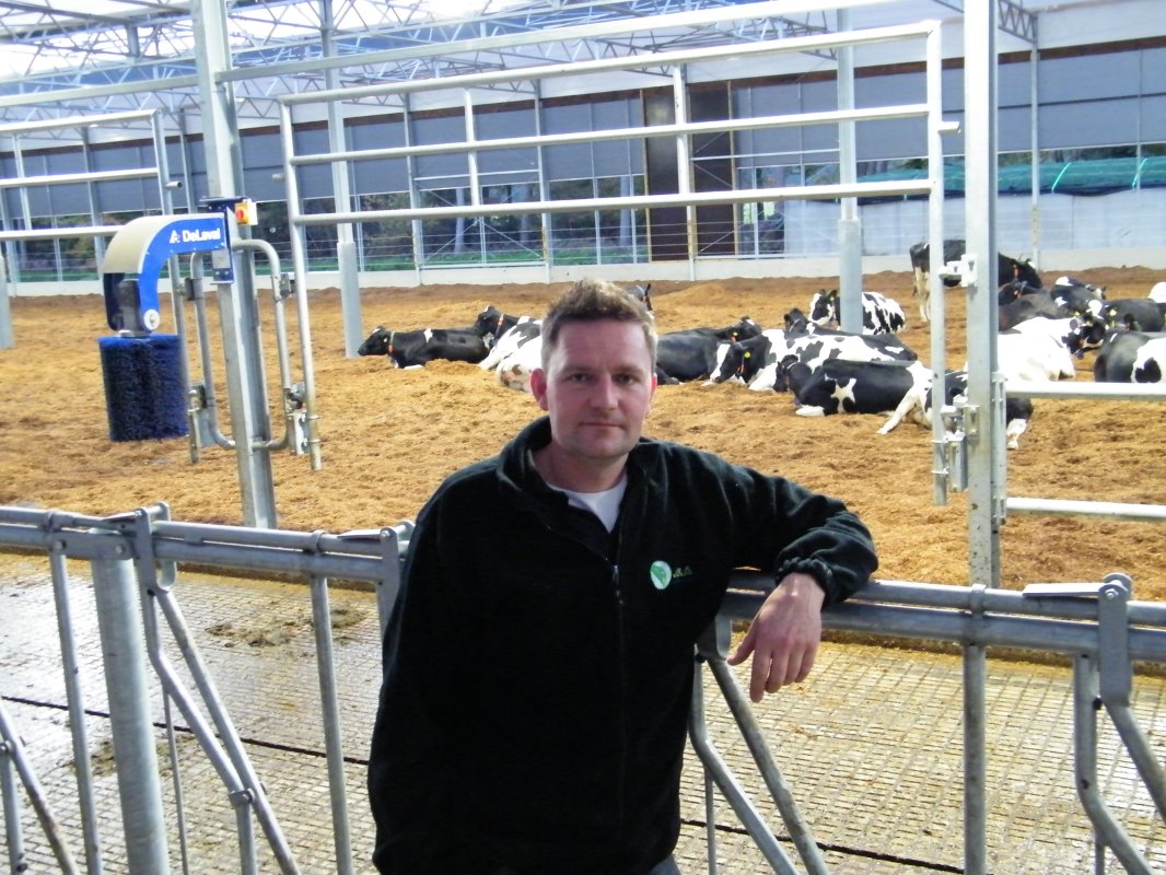 Samen met partner Janneke Suij (38) heeft Arjan Geenen (41) in Bladel (N.-Br.) een melkveebedrijf met 70 melkkoeien en een zorgboerderij. De gemiddelde melkproductie bedraagt 8.900 kilo met 4,25 procent vet en 3,57 procent eiwit.