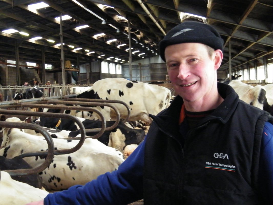 Stéphane (44) Bragard houdt in Thimester (B) 115 melkkoeien, 105 stuks jongvee en 15 Belgisch Blauwe stieren op 89 ha. Daarvan is 18 ha mais, 2,3 ha voederbieten, 11 ha tarwe en 58 ha grasland. De gemiddelde melkgift over 2014 was 6.718 kilo met 4,6% vet en 3,42% eiwit.