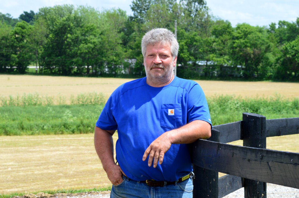 Er zijn 720 melkveebedrijven in de centraal gelegen Amerikaanse staat Kentucky. Een daarvan is het bedrijf van Bill Mattingly. Het bedrijf telt 200 melkkoeien en is gelegen in het kleine stadje Lebanon. In 1986 nam Mattingly het bedrijf over van zijn vader.