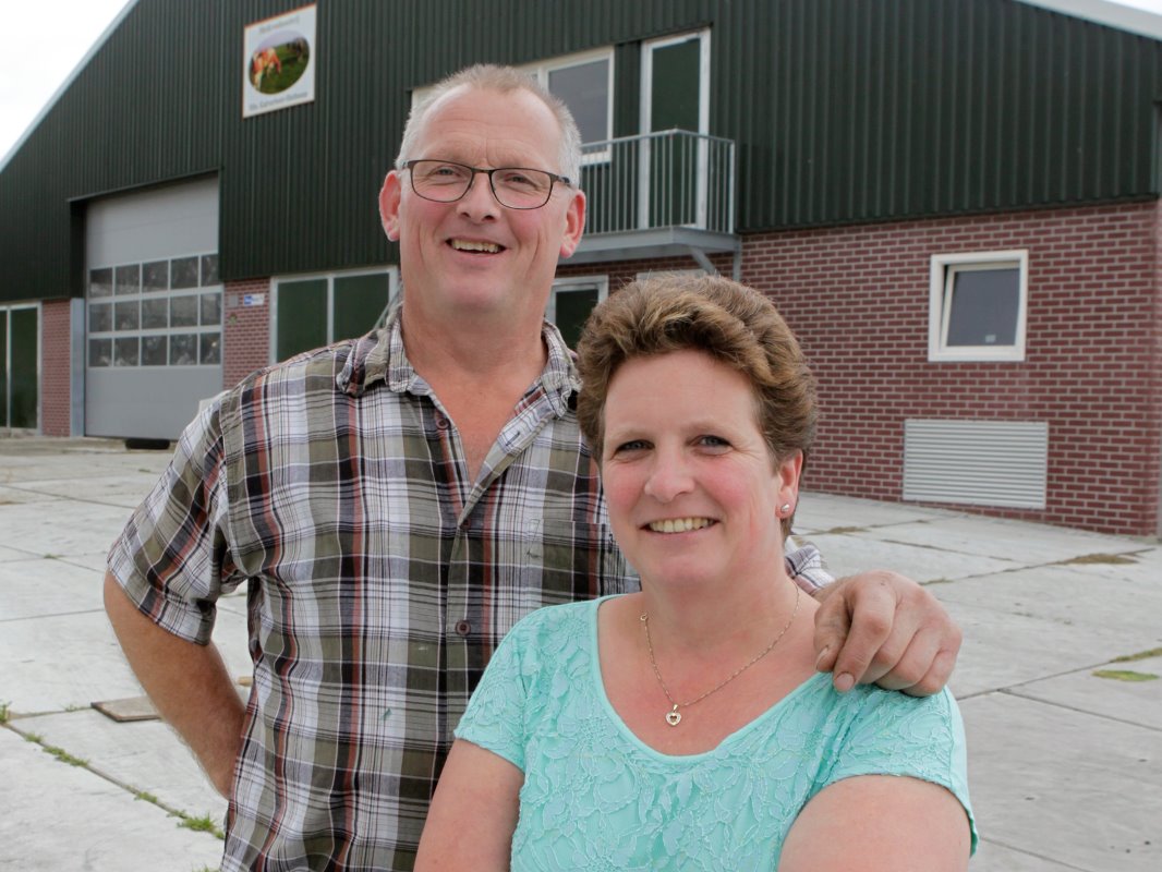Piet (50) en Paula (49) Kalverboer-Slotboom hebben in Monnickendam (N.-H.) een melkveebedrijf met 95 melk- en kalfkoeien en 56 hectare veengrond, waarvan 45 hectare eigendom. Sinds eind 2007 is er een modern gastenverblijf met een bezettingsgraad van 50 procent.