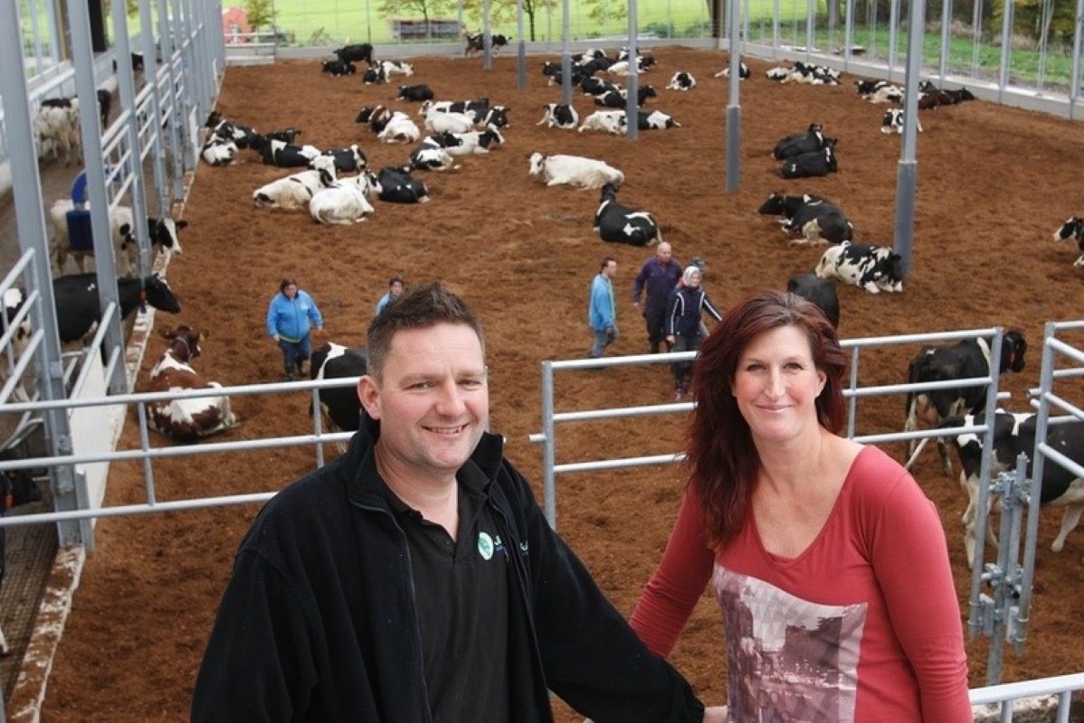 Arjan Geenen (43) en Janneke Suij (40) hebben in het Brabantse Bladel in vof een veebedrijf met 105 melkkoeien, 49 stuks jongvee en 37 hectare land. Daarnaast is er een zorgboerderij: Bij de pinken.