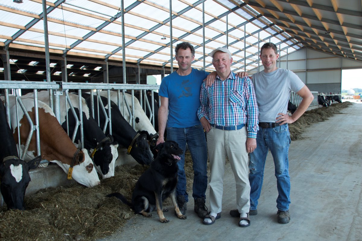 Mts. Nooteboom heeft in Heerde (Gld.) een melkveebedrijf met 300 melk- en kalfkoeien en 240 stuks jongvee. De broers Albert (46, links) en Freek (41) Nooteboom poseren samen met hun vader André (72) in het nieuw staldeel. "Hij is de grondlegger van ons bedrijf en helpt nog altijd mee", aldus Freek Nooteboom. - Foto's: Theo Galama.