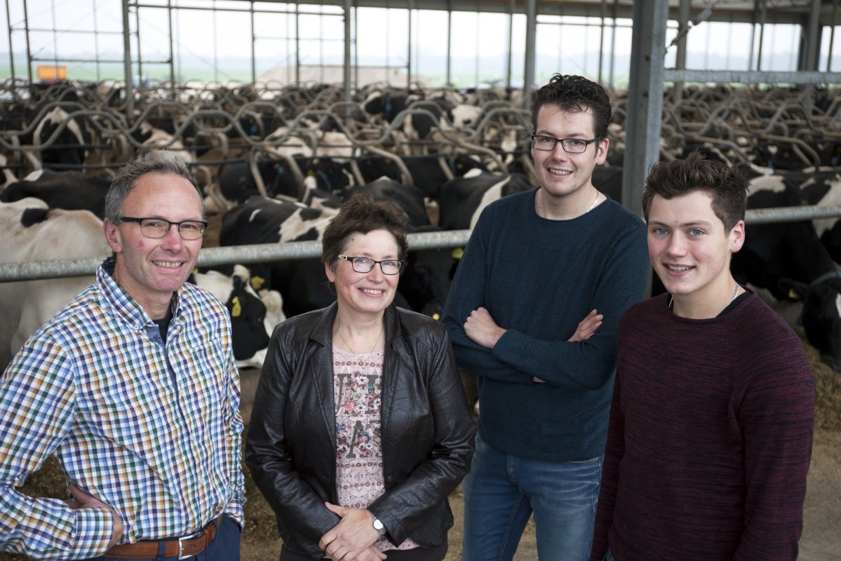 Anjo (54), Janneke (53), Herbert (28) en Jos (20) Bom houden in het Drentse Emmer-Compascuum in maatschap ongeveer 240 melkkoeien en 180 stuks jongvee op 80 hectare land. In 2013 bouwde het familiebedrijf een opvallende V-stal.