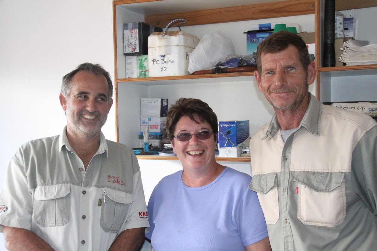 Van links naar rechts De Kock Cloete (53), melkstalmanager Christine le Roux en herd manager Bottie le Roux.