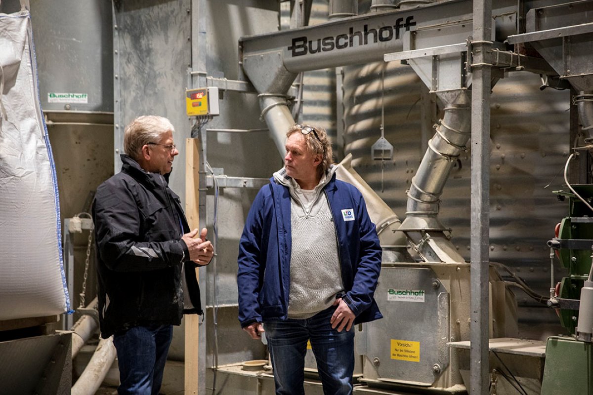Ondernemersontmoeting: varkenstopfokker Martin van de Peut (links) in gesprek met melkveehouder Klaas de Lange. - Foto: Anne van der Woude