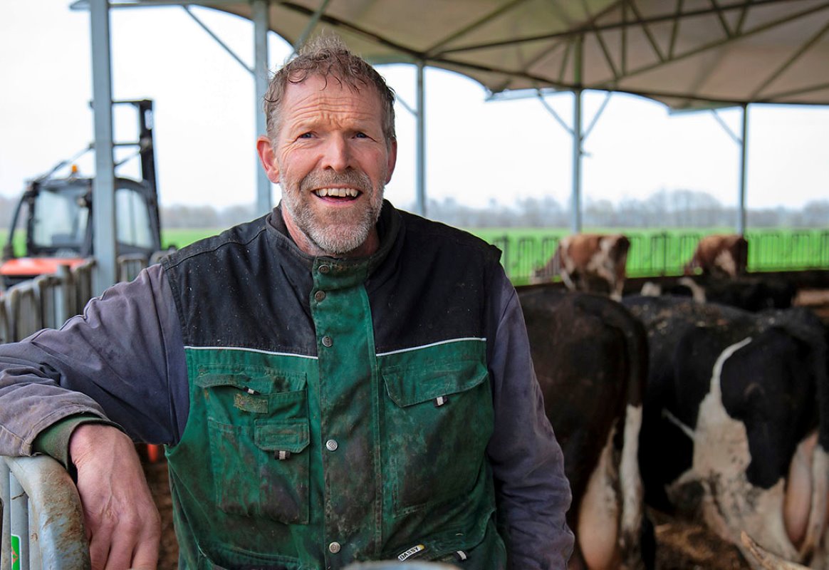 Harry Luring (58) heeft samen met Chonda (56) en dochter Marijke (29) in maatschap een gemengd bedrijf in Onstwedde (Gr.). De melkveetak is biologisch en telt 90 melkkoeien, 50 stuks jongvee en 90 hectare land. De akkerbouwtak is in omschakeling naar bio. Hier gaat het om 50 hectare.