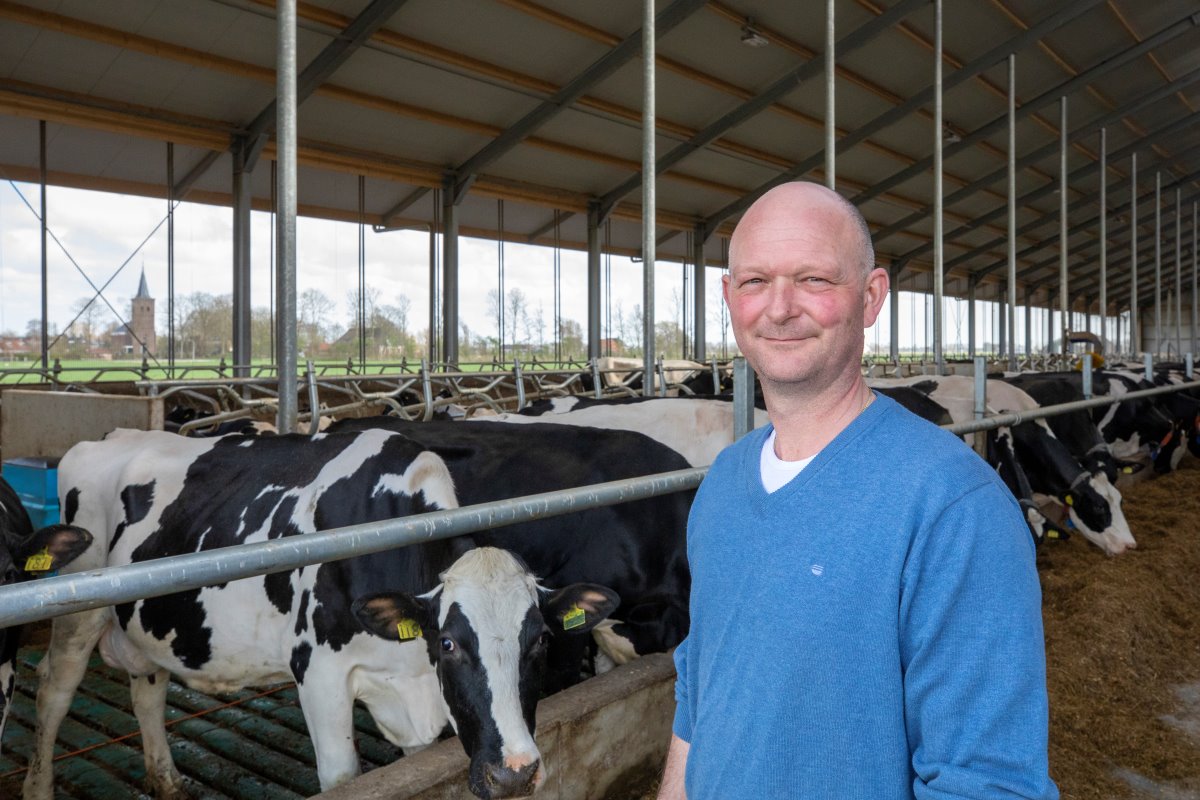 Jan Jetzes Bakker (47) houdt in het Friese Ingelum 414 melk- en kalfkoeien en 283 stuks jongvee op 170 hectare (130 hectare eigendom). Hij nam het bedrijf in 2012 over van zijn ouders Jetze en Janny. Jan Jetzes Bakker woont samen met zijn vrouw Wilma en hun beide kinderen Jetze en Anne-Wil op de boerderij.