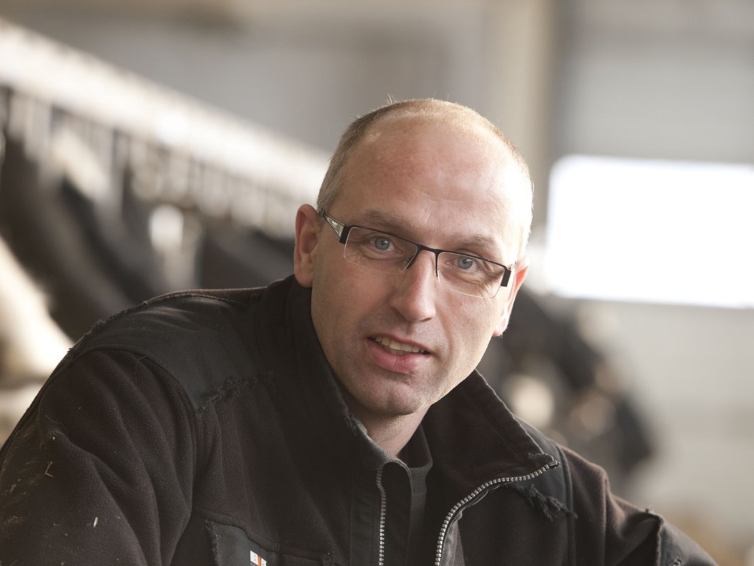 Gerben Fikkert (44) heeft in Bruntinge (Dr,) op twee locaties 300 melkkoeien, 150 stuks jongvee en 130 hectare land (waarvan 125 hectare eigendom). Daarnaast heeft hij een eigen makelaardij: Fikkert Agra Vastgoed. Daarom kiest hij voor veel automatisering.