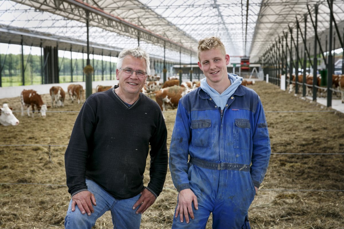 Jan Duijndam (55) en Tim van Bregt (28) zitten met Mieke Duijndam (57) in Delfgauw (Z-H) in maatschap. De maatschap heeft 150 biologisch dynamische melkkoeien en 160 stuks jongvee, met daarnast een slagerij, een weilandwinkel en een zorgboerderij.