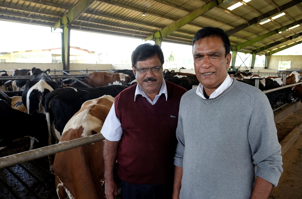Dit zijn Sarath Bandara (links) en RA Kumararathna. Zij zijn respectievelijk manager en ceo van Ambewela Farms. Dit grootschalige melkveebedrijf telt drie locaties en is eigendom van moedermaatschappij Lanka Milk Foods.