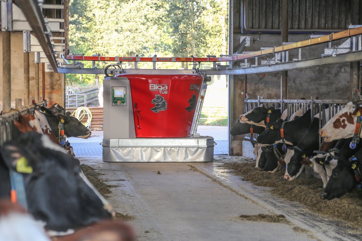 In 10 jaar groeide de melkveetak van 60 naar 150 melkkoeien nu. De investering in een voerrobot past binnen Oerlemans'strategie om het melkveebedrijf zo autonoom mogelijk te laten draaien. Dit omdat het loonbedrijf zeker in de piekperiodes veel tijd en arbeid vergt. Door te automatiseren kan Michael het bedrijf alleen rondzetten. Einddoel is 180 koeien.