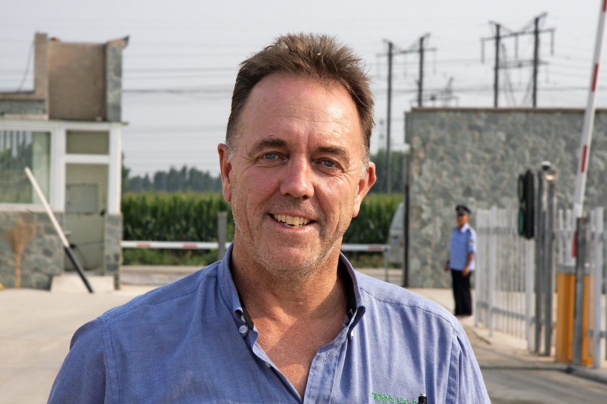 Bedrijfsmanager van Huaxia Farm is de ervaren Berwick Settle, een goedlachse Nieuw Zeelander die al jaren in China vertoefd. Daarvoor was hij melkveehouder in Nieuw-Zeeland.