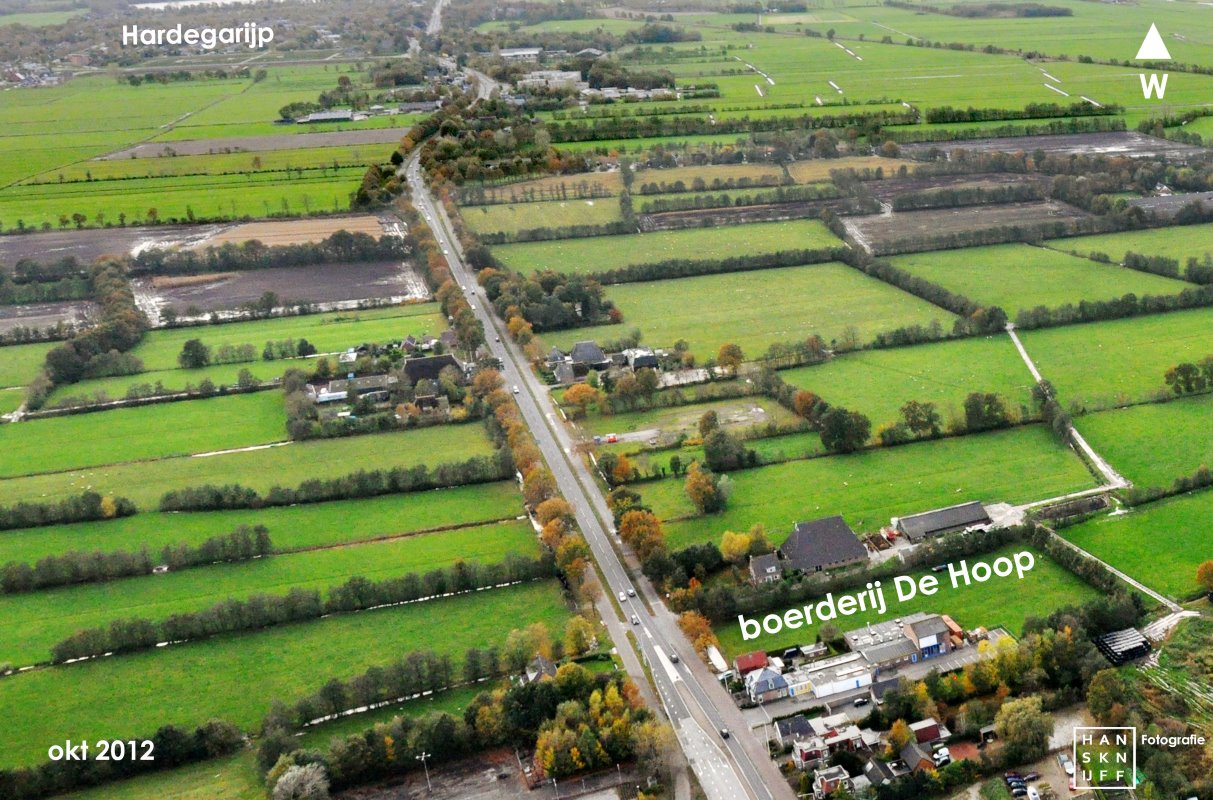 Deze luchtfoto is gemaakt in oktober 2012. Rechts onderin is de voormalige boerderij van de broers De Hoop zichtbaar. Ruim 5 jaar na dato is er heel wat veranderd in de omgeving...