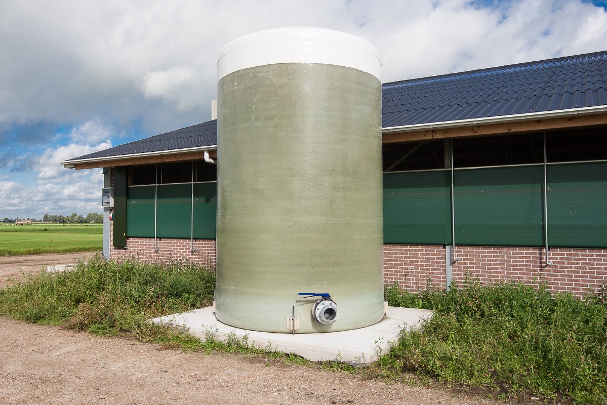Het spuiwater van de chemische luchtwasser belandt in deze tank. Hier kan Bouwmeester ongeveer 25 kuub opslaan.
