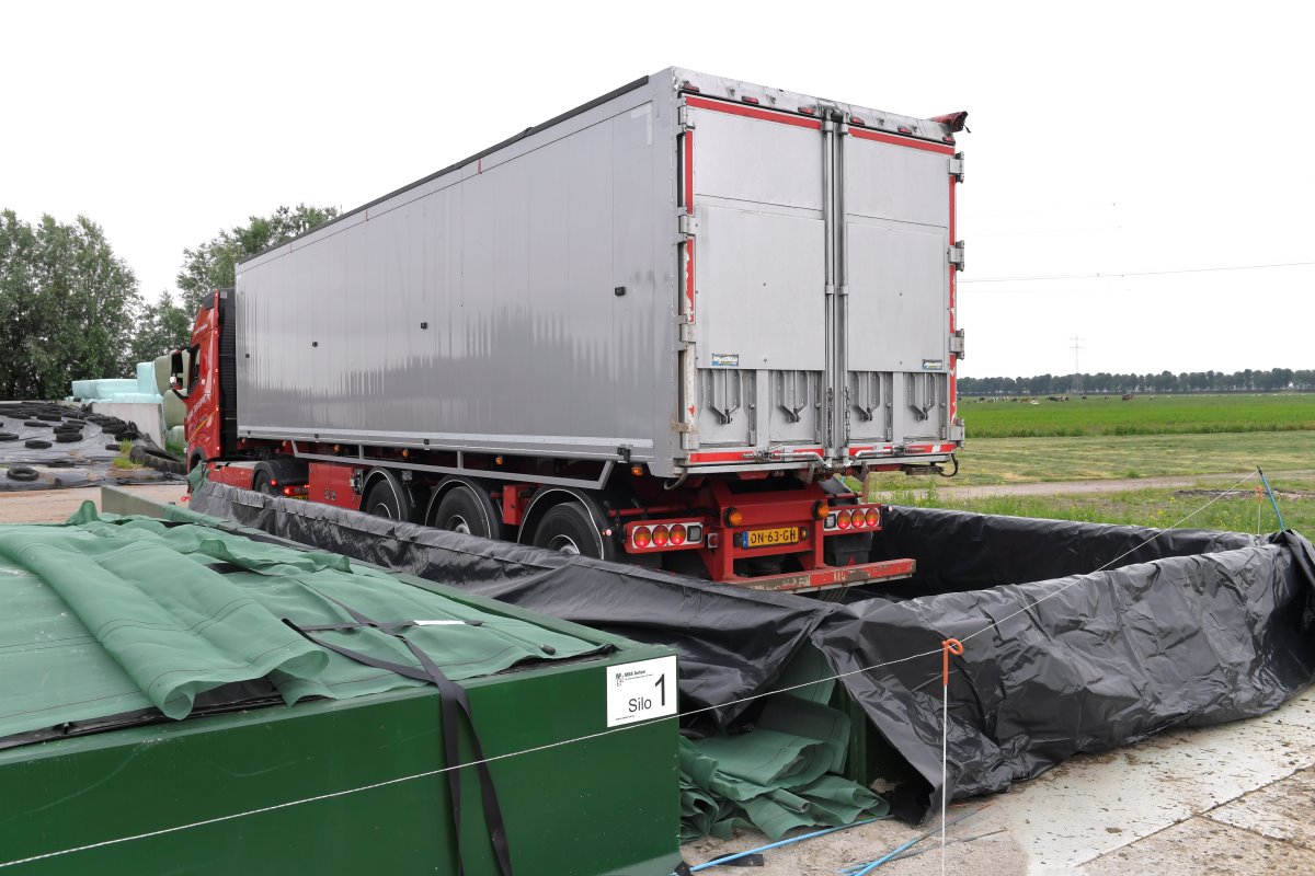 De afmetingen van beide sleufsilo's zijn afgestemd op de capaciteit van de vrachtwagen. "Er past precies 35 ton product in de silo", vertelt Jeroen Heutinck namens Bonda. De silo wordt gevuld met het vochtrijke product Gluco+ (28 % droge stof).