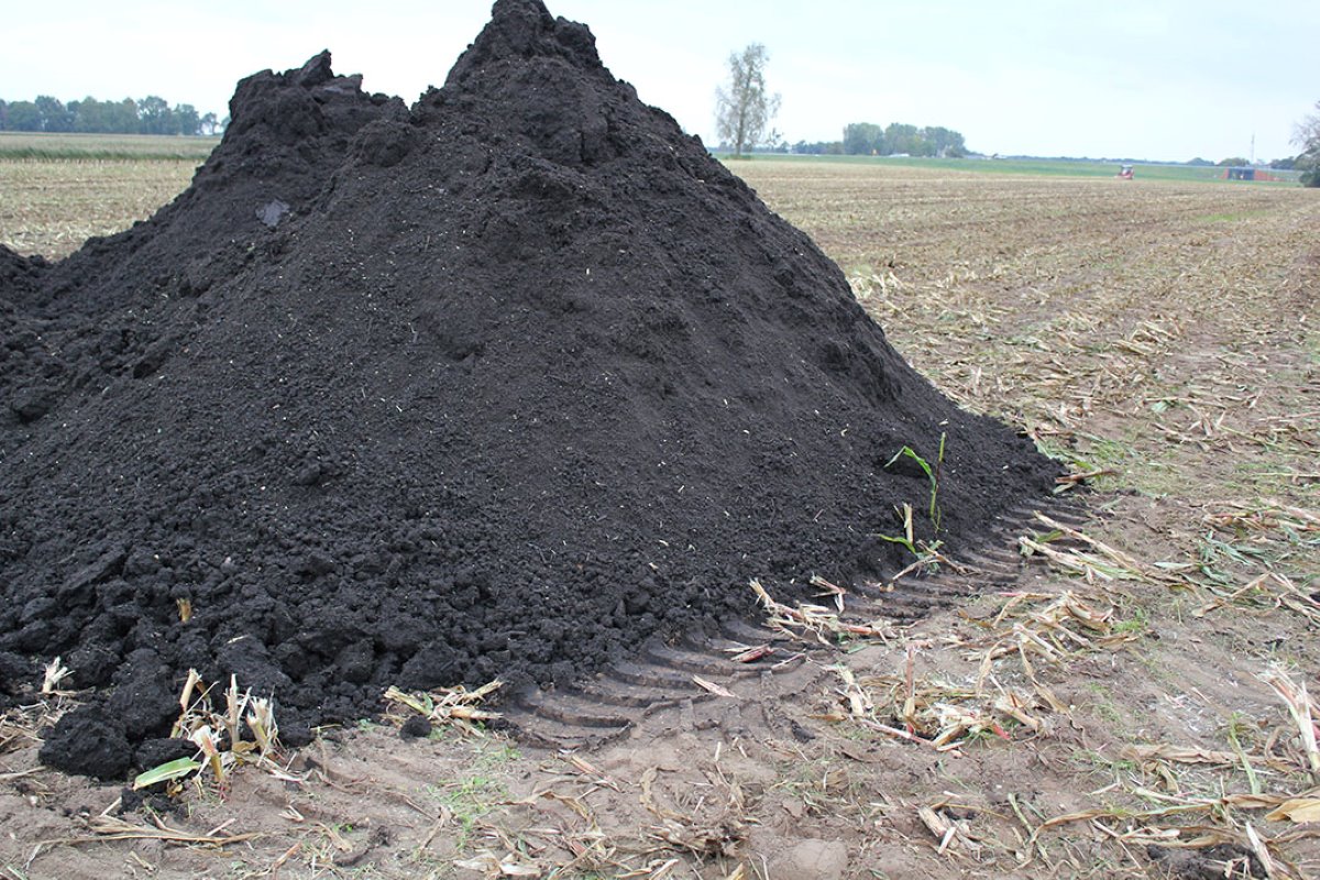 Het gebruik van compost bevordert de bodemvruchtbaarheid.