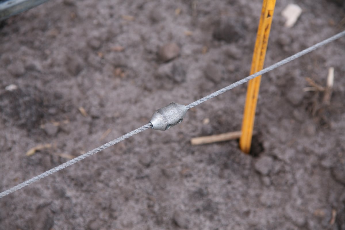 Op de kabel bevindt zich na elke 7 meter een knoop. Wanneer de machine zo’n knoop tegenkomt, geeft deze het signaal dat het veldje ten einde is, het teken voor het wisselen van het zaad