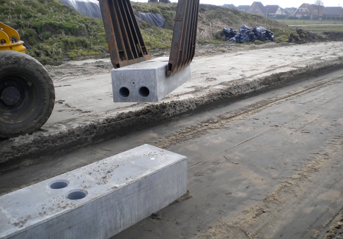 <p>De betonnen elementen worden altijd per 2 meter geleverd. De franco kosten zijn €250 per element. Dat is exclusief arbeid en aansluiting op een afvoer voor het perssap en het regenwater.</p>’ title=