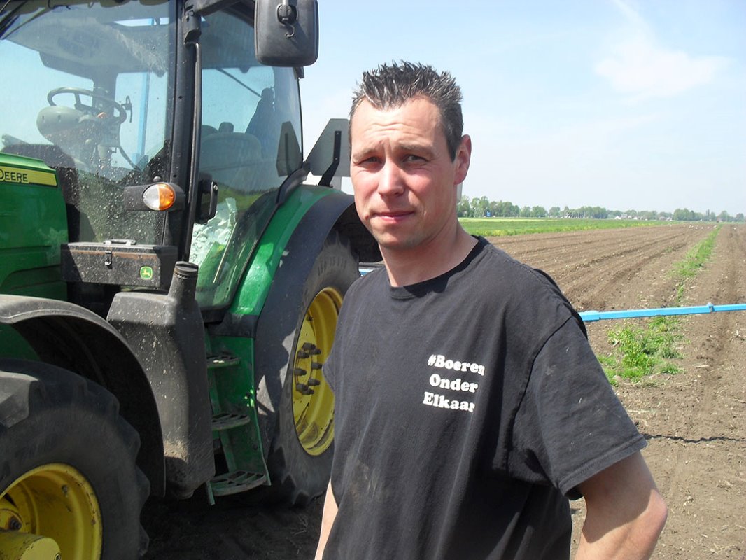 Niels van Zessen (28) is namens loonbedrijf H.A.B.O. mais aan het inzaaien. Dit doet hij bij melkveehouder Hugo de Jong in Giessenburg (Zuid-Holland). Van Zessen zaait in totaal 17 hectare in. Een hectare doet hij in ongeveer een half uur.