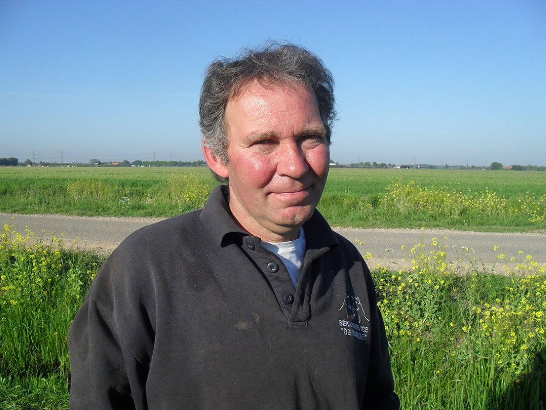 Erik Timmermans (51) maait 45 hectare gras in Heteren (Gelderland). Er ligt 90 hectare op hem te wachten. Het gras perst hij in balen voor de 1.500 melkgeiten op het bedrijf. “De opbrengst valt niet mee. Het is mooi spul, alleen wat weinig.”