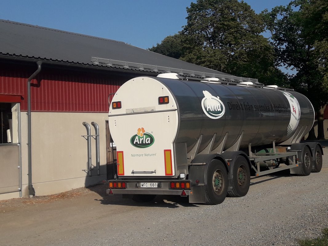 De ene helft van de melk gaat naar Arla, de andere helft gaat naar handelscoöperatie 'Happy Farmer'. Dit is een coöperatie van 90 boeren, in 2015 opgericht om een betere melkprijs te kunnen beuren. In de praktijk valt dat tegen. Het is iets meer dan bij Arla, maar er staat veel extra werk tegenover. Alle melk wordt volgens VLOG-standaard geproduceerd. De meerprijs: €0,75 per 100 kilo.