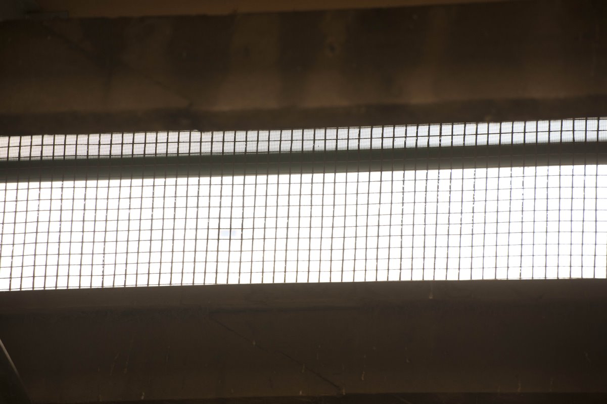 <p>Afgelopen zomer is de staalconstructie van de stal aangepast. Op de spanten zijn jukken geplaatst om ruimte te creëren voor de ventilatieopeningen. De openingen zijn aan weerszijden zo'n 80 centimeter hoog. Het zeil is lichtdoorlatend. De bediening van het ventilatiezeil gebeurt handmatig in de stal.</p>’ title=