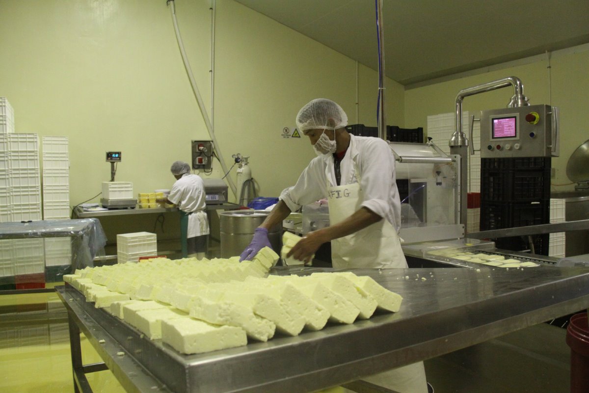 Omdat zachte kazen een belangrijk deel van de productie uitmaken, werkt La Montanara met een ultrafiltratiemachine. Die vermindert het watergehalte van de ingaande melk om zo een hoger percentage vaste stoffen te verkrijgen.
