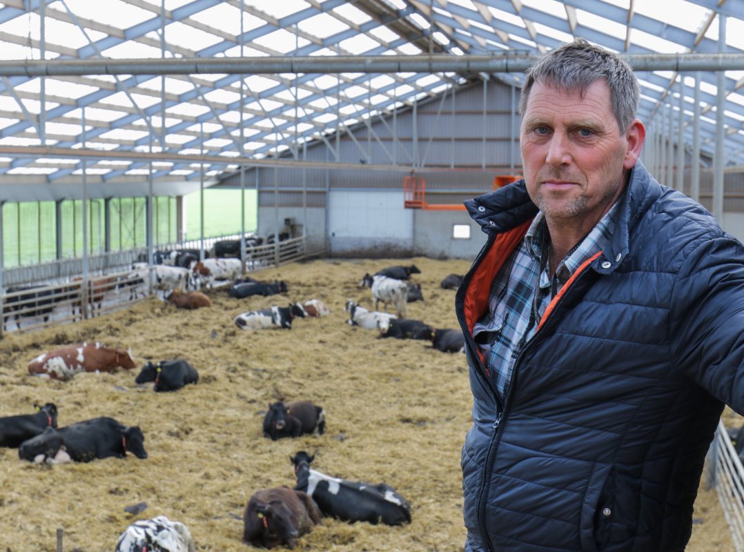 Slager beschouwt zijn bedrijf als knelgeval. "Op 1 mei 2015 hebben we de handtekening voor de stalbouw gezet. Met 120 koeien op 60 hectare zijn wij altijd uitgegaan van grondgebondenheid. We hebben wel de grond maar niet het recht om 120 koeien te houden. Dat voelt oneerlijk."