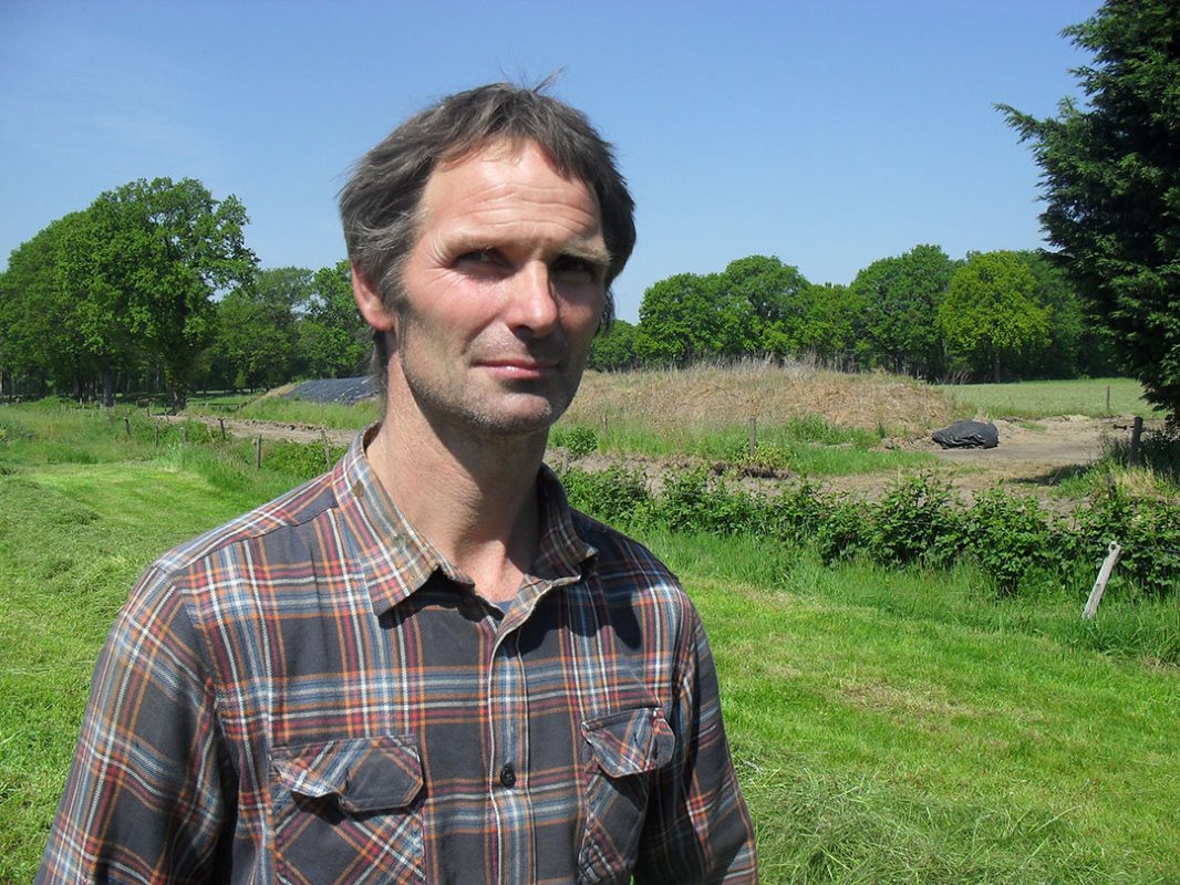 Eric Verhulst (46) melkt 80 koeien in Hilvarenbeek (Noord-Brabant). Hij is net klaar met het maaien van 17 hectare. Er liggen meer percelen om te maaien, maar daar heeft Verhulst geen capaciteit voor. “En er staat ook nog niet genoeg gras.”