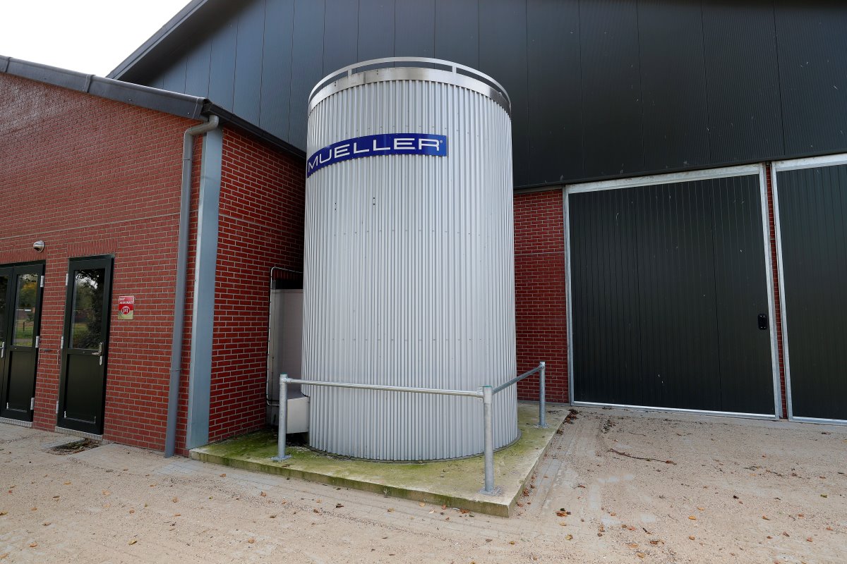 De melktank staat buiten, naast het kantoor en de technische ruimte. De tank heeft capaciteit voor 20.000 liter melk.