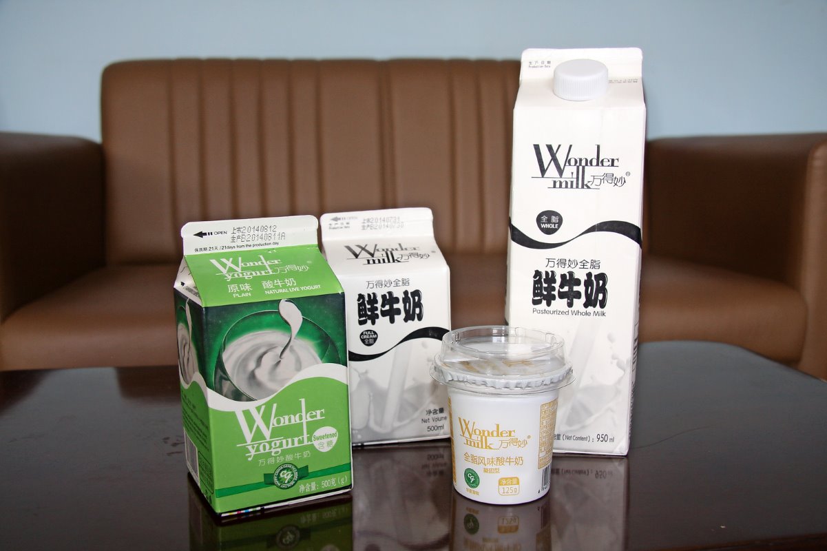 Huaxia Farm laat een deel van de melk verzuivelen, en verkoopt die onder de eigen merken Wondermilk en Wonderyogurt in de betere supermarkt. Die merken worden als Chinees A-merk gepositioneerd. 