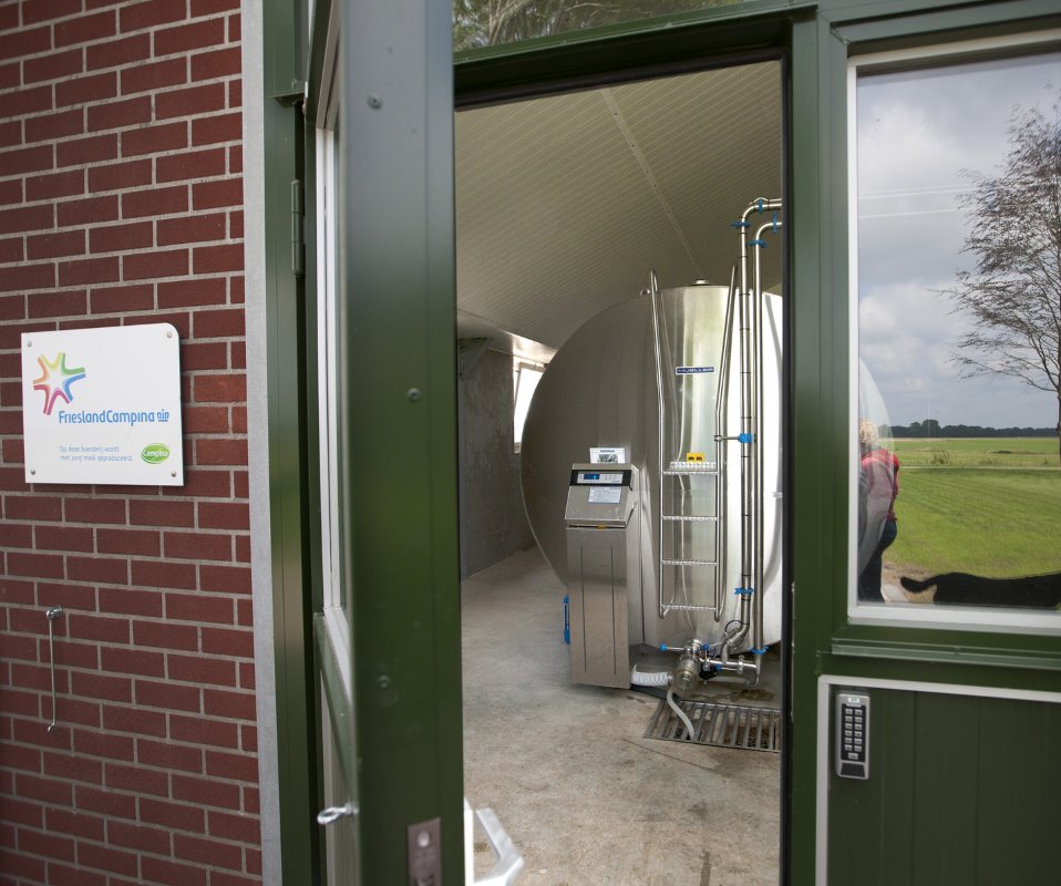 De nieuwe melktank heeft een inhoud van 18.500 liter. De melk gaat naar FrieslandCampina.
