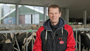 Joran Denissen (30) heeft met zijn ouders in Nispen (N.-Br.) 185 koeien en 75 hectare grond in gebruik.