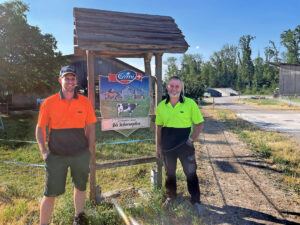 Mathias (l, 35) en Peter (59) Suter houden 140 melkkoeien en twintig stuks jongvee tot vier maanden op 62 hectare in Muhlau (Zwi). Op een tweede locatie houden ze 4.000 Freiland-hennen.