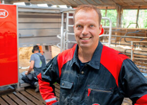John Baak (44) houdt in Diepenheim (Ov.) 110 melkkoeien en 70stuks jongvee. Daarnaast zijn er nog 450 vleesvarkens.
