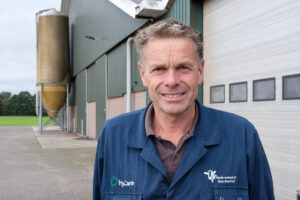 Wim Bos (57) heeft met zijn vrouw Etty (53) en en kinderen Elwin (30) en Anouk (27) in maatschap een melkveebedrijf in Elp (Dr.). Met parttime medewerkers en scholieren runnen ze het bedrijf.