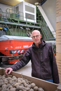 Akkerbouwer Gerard Hegge boert in het Hogeland.  Al meer dan 30 jaar werkt hij samen met een melkveehouder in de buurt. In de loop der jaren nam de mate van samenwerking toe. Beide bedrijven hebben hun bouwplannen in elkaar geschoven. Ook werken ze samen op het gebied van machines en arbeid.