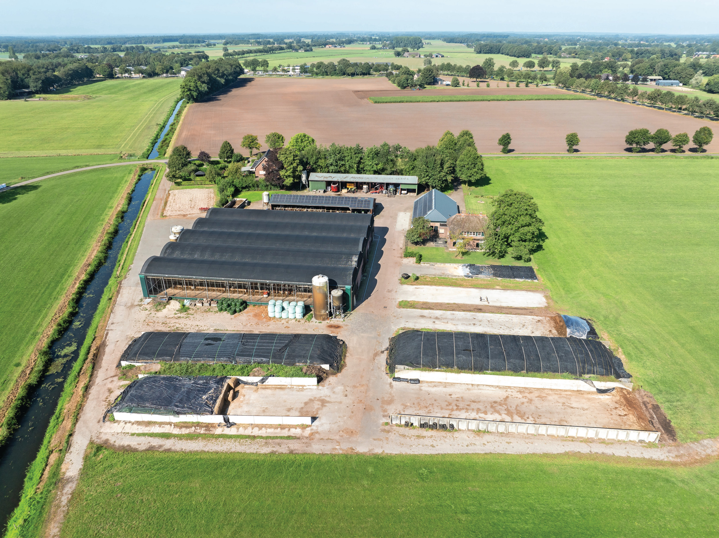 De serrestal uit 2007 ligt tussen de sleufsilo’s en de jongveestal en werktuigenberging.